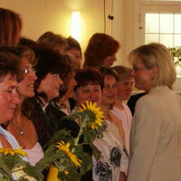 Bild 1: Zum offiziellen Start am  1. Juni 2006 überreichte Dagmar Ziegler, damalige Ministerin für Arbeit, Soziales, Gesundheit und Familie, den ersten Paten Sonnenblumen.