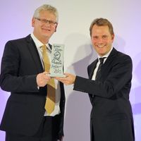 Der damalige Bundesgesundheitsminister Daniel Bahr (FDP) überreicht den Springer Medizin CharityAward 2013 an Hendrik Karpinski (li.)

(c) Sascha Nolte (Bild: 1/2)